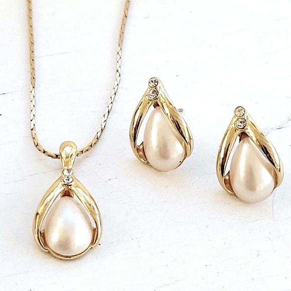 AVON Vintage Marked Gold Teardrop Faux Pearl & Rhinestone Necklace & Earrings - Picture 4 of 10